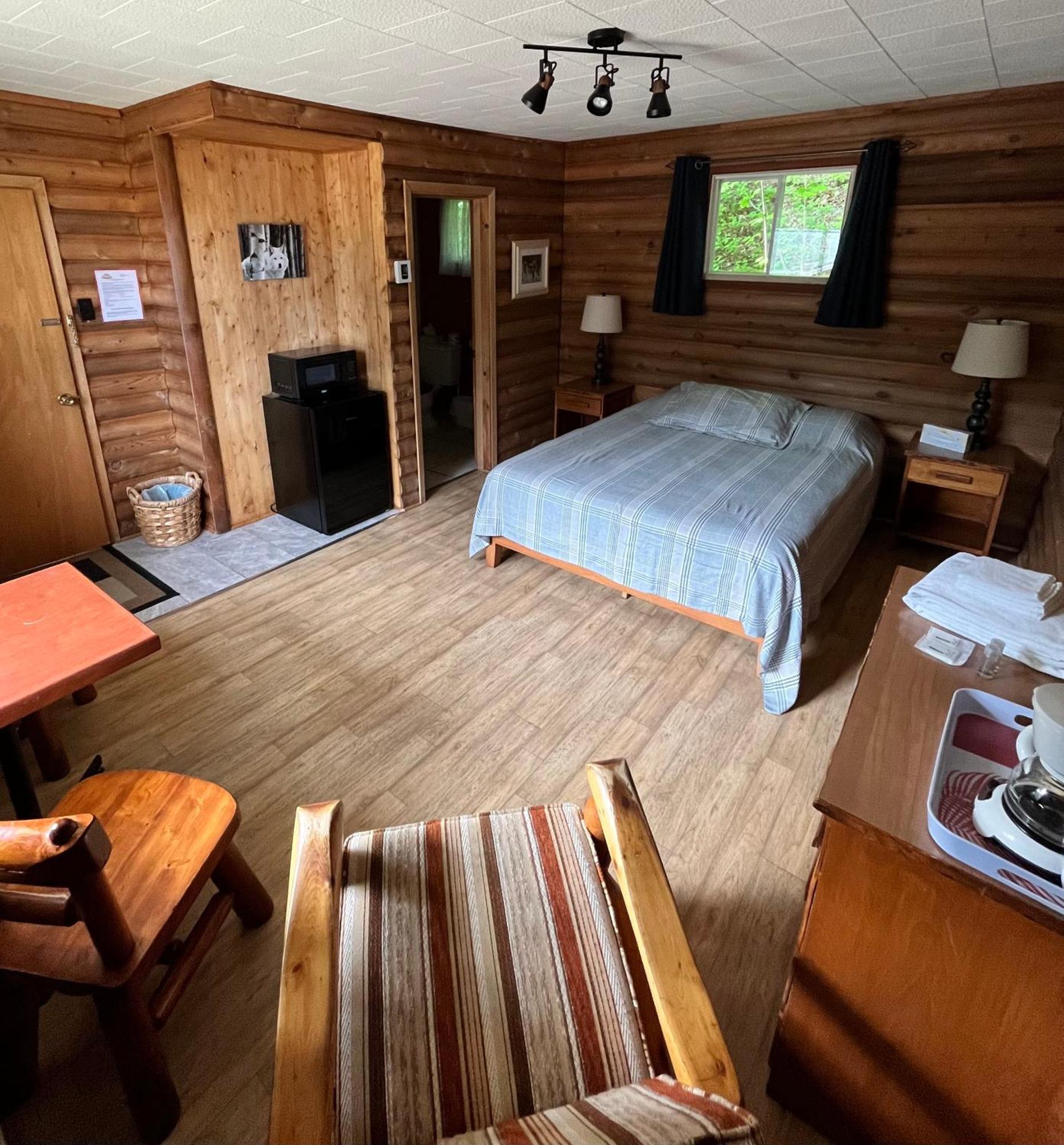 Kan-A-Mouche Pourvoirie Auberge Et Chalets Saint-Michel Екстериор снимка