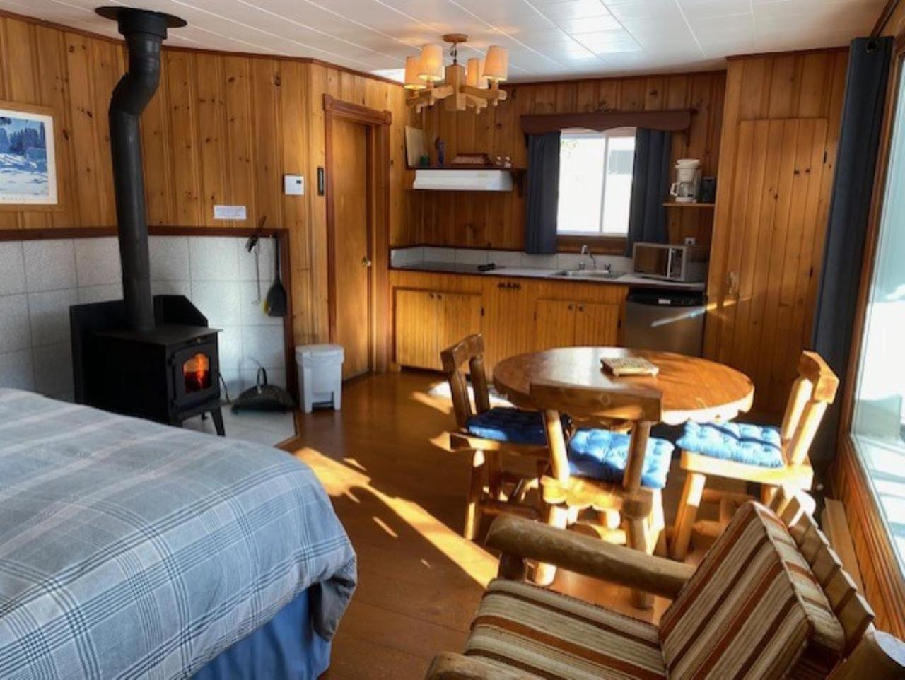 Kan-A-Mouche Pourvoirie Auberge Et Chalets Saint-Michel Екстериор снимка