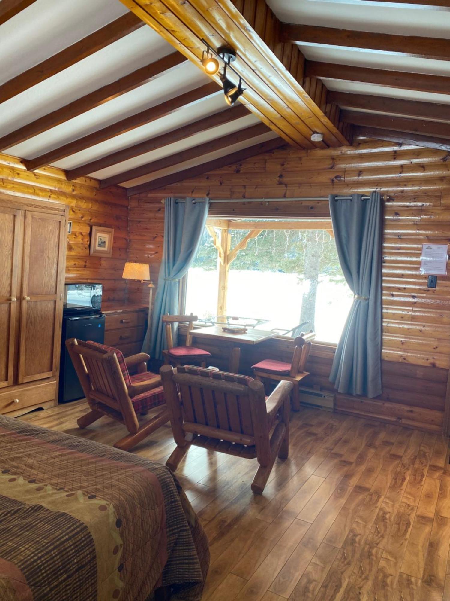 Kan-A-Mouche Pourvoirie Auberge Et Chalets Saint-Michel Стая снимка