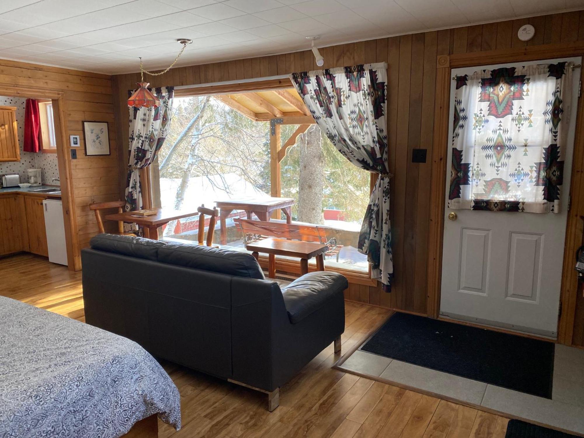 Kan-A-Mouche Pourvoirie Auberge Et Chalets Saint-Michel Стая снимка