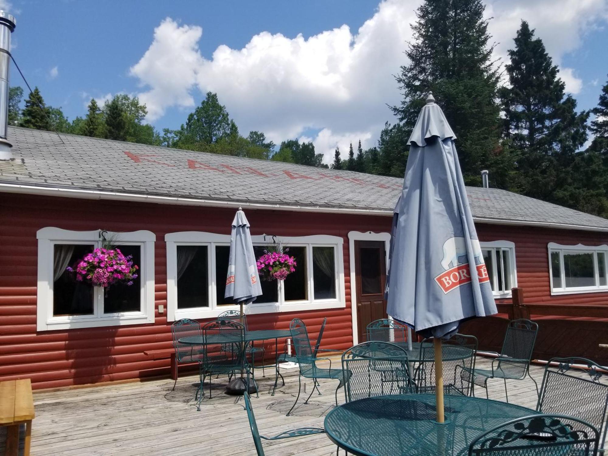 Kan-A-Mouche Pourvoirie Auberge Et Chalets Saint-Michel Екстериор снимка