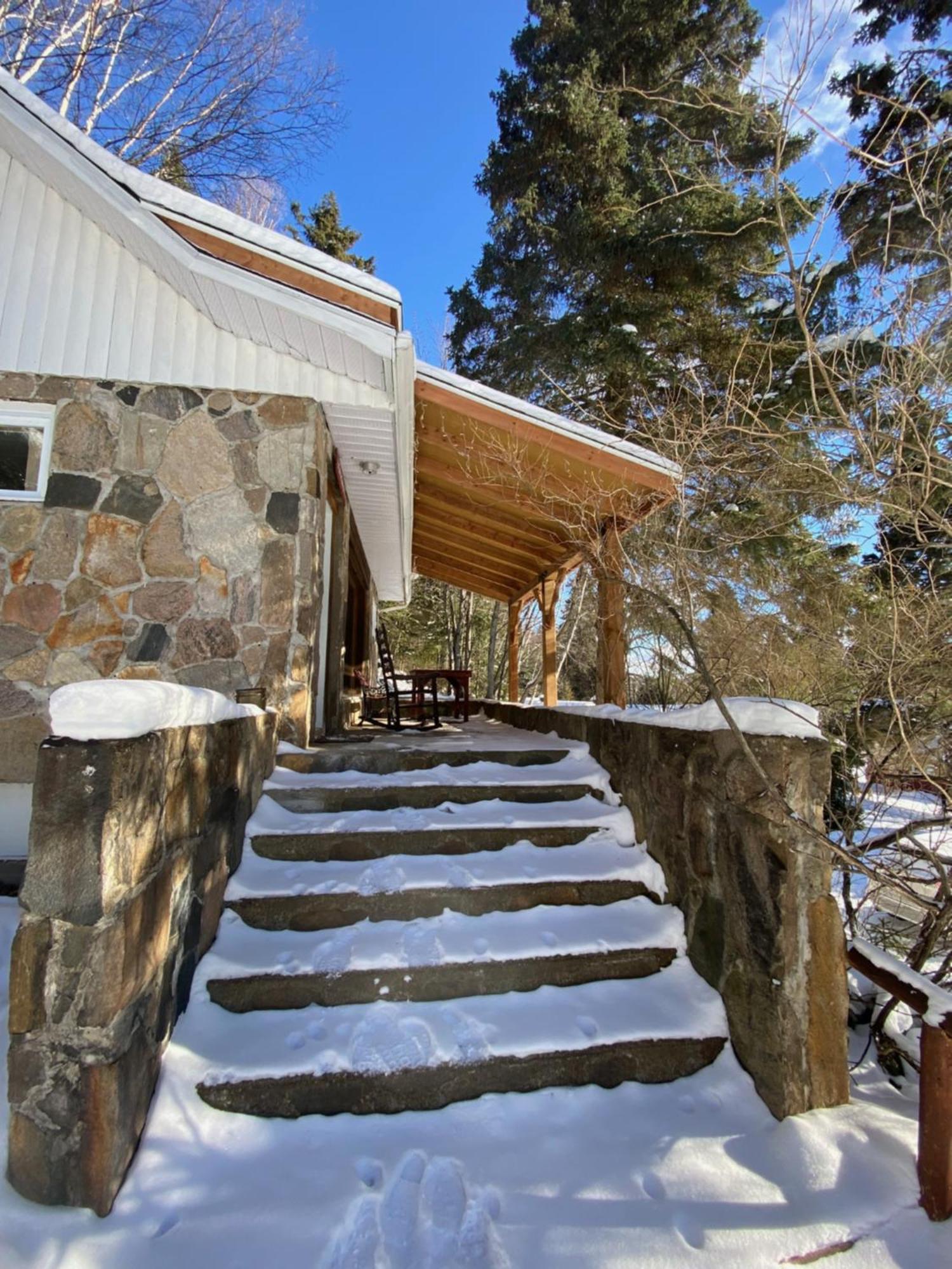 Kan-A-Mouche Pourvoirie Auberge Et Chalets Saint-Michel Екстериор снимка