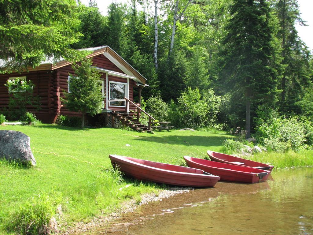 Kan-A-Mouche Pourvoirie Auberge Et Chalets Saint-Michel Екстериор снимка
