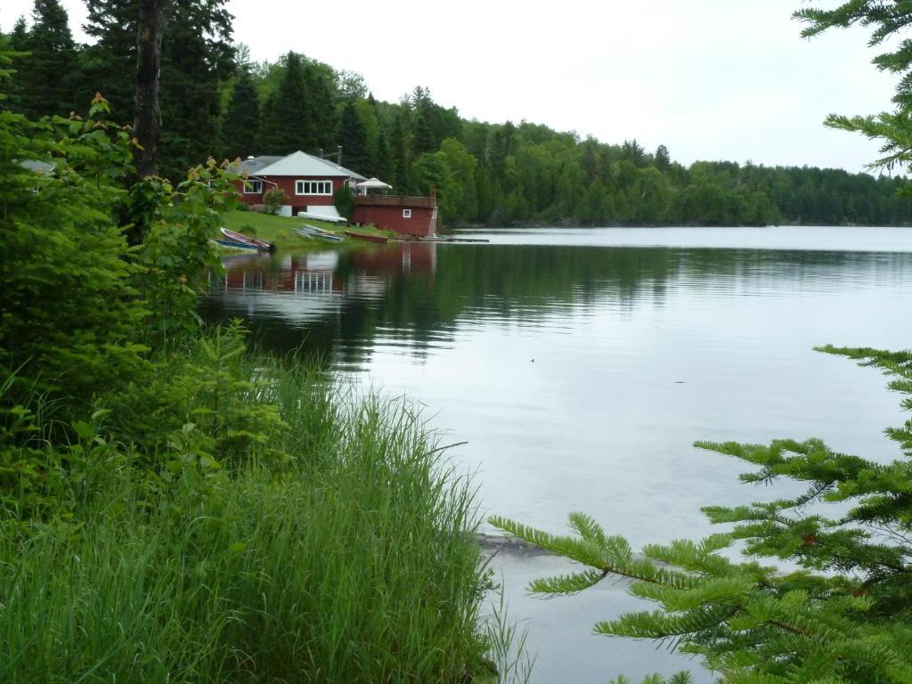 Kan-A-Mouche Pourvoirie Auberge Et Chalets Saint-Michel Екстериор снимка