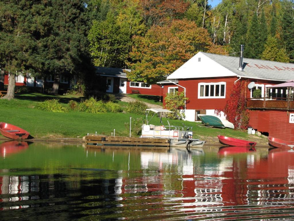 Kan-A-Mouche Pourvoirie Auberge Et Chalets Saint-Michel Екстериор снимка