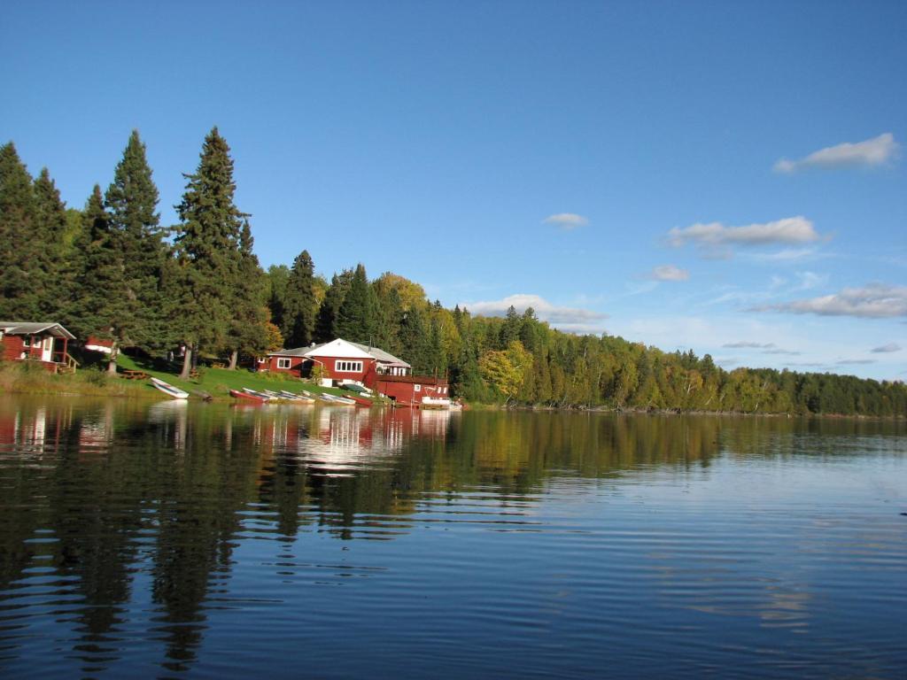 Kan-A-Mouche Pourvoirie Auberge Et Chalets Saint-Michel Екстериор снимка