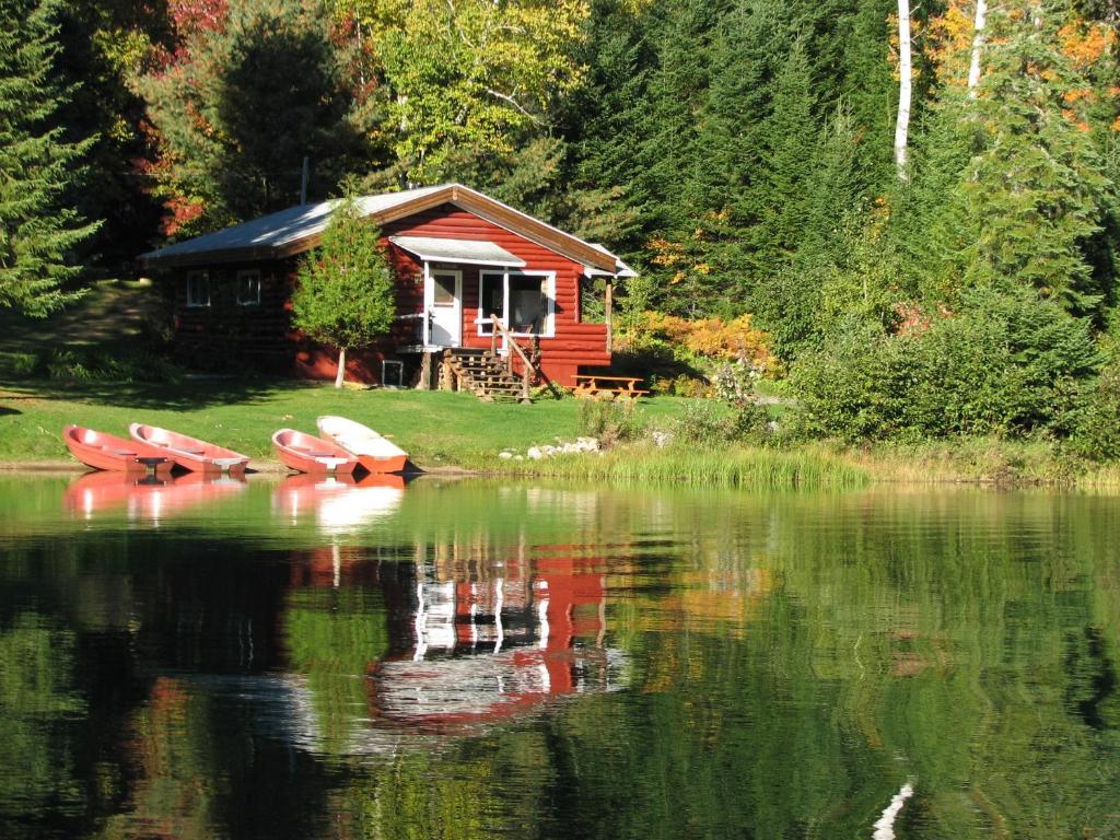 Kan-A-Mouche Pourvoirie Auberge Et Chalets Saint-Michel Екстериор снимка