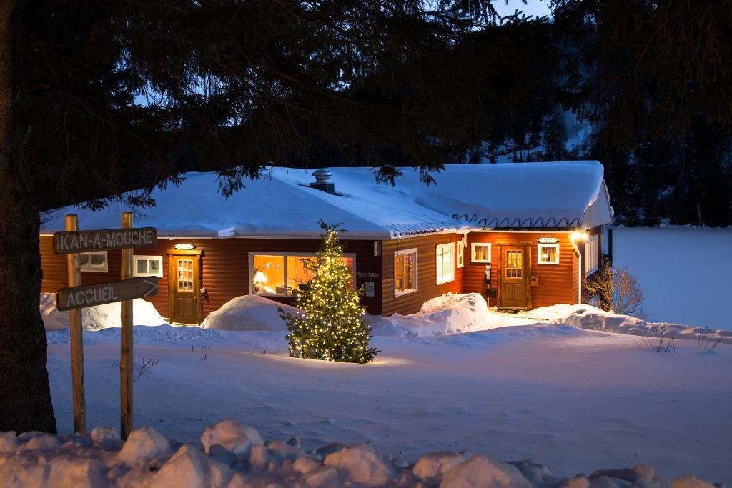 Kan-A-Mouche Pourvoirie Auberge Et Chalets Saint-Michel Екстериор снимка