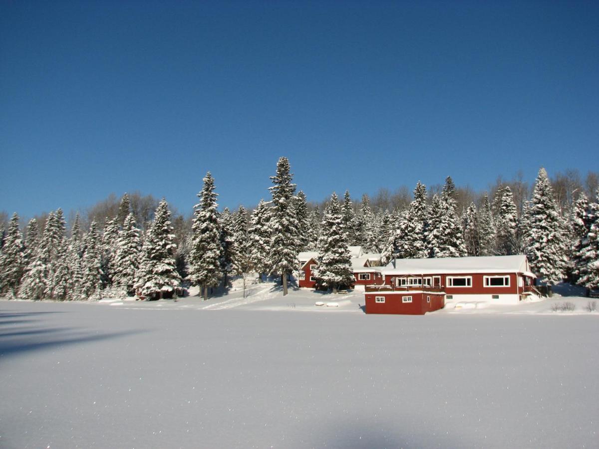 Kan-A-Mouche Pourvoirie Auberge Et Chalets Saint-Michel Екстериор снимка