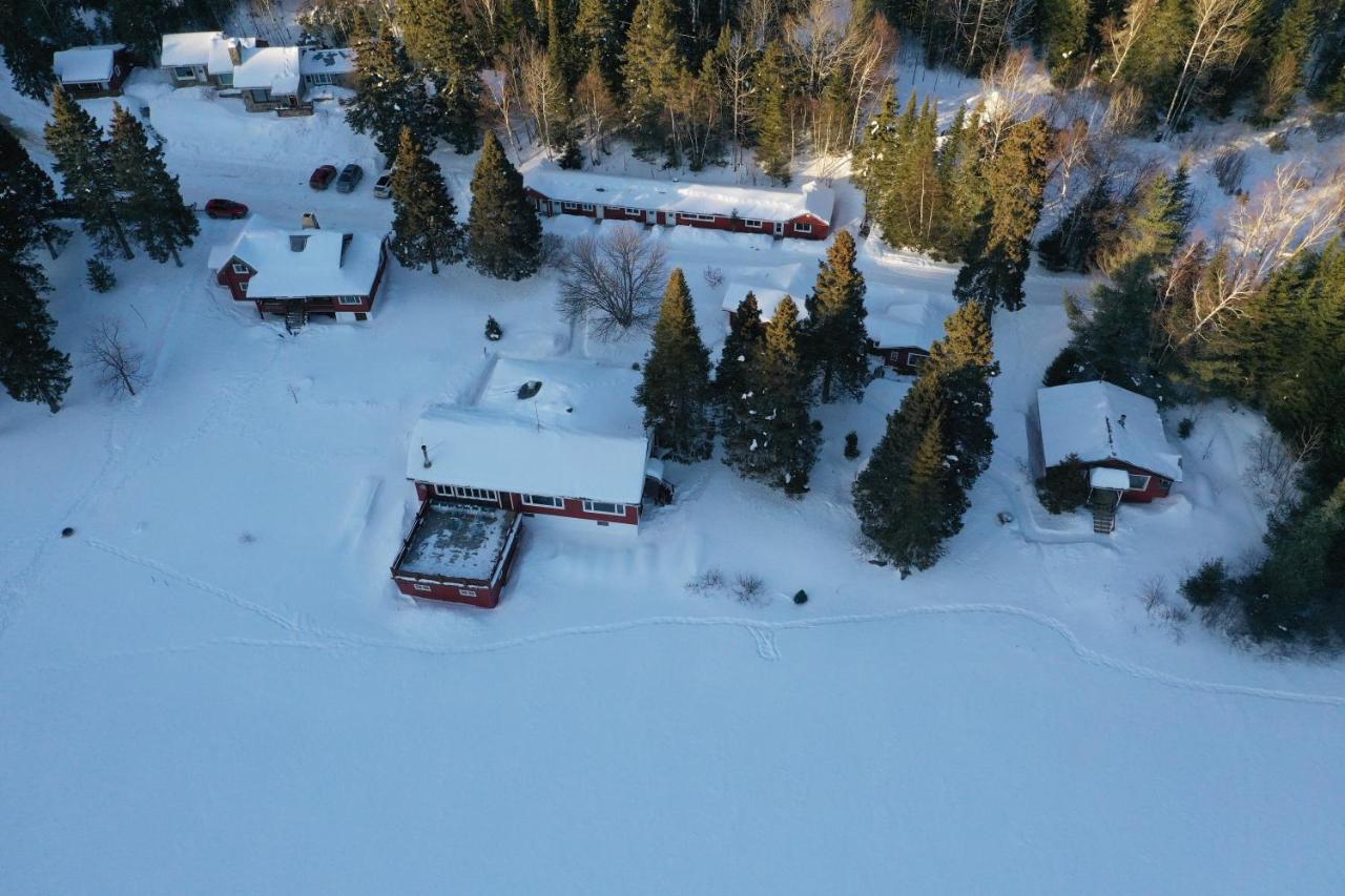 Kan-A-Mouche Pourvoirie Auberge Et Chalets Saint-Michel Екстериор снимка