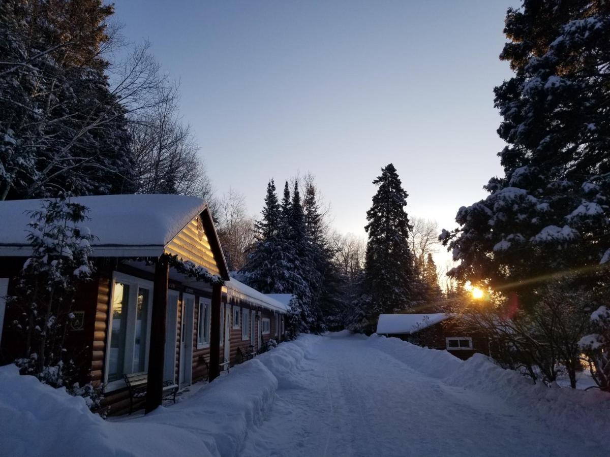 Kan-A-Mouche Pourvoirie Auberge Et Chalets Saint-Michel Екстериор снимка