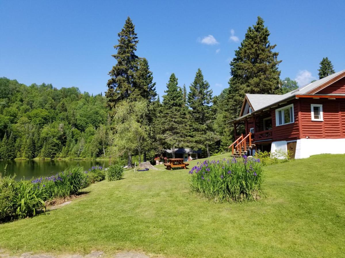 Kan-A-Mouche Pourvoirie Auberge Et Chalets Saint-Michel Екстериор снимка